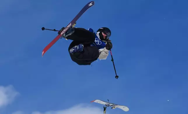 Switzerland's Sarah Hoefflin loses a ski during a freestyle skiing slopestyle training session at the 2026 Winter Olympics, in Livigno, Italy, Thursday, Feb. 5, 2026. (AP Photo/Abbie Parr)