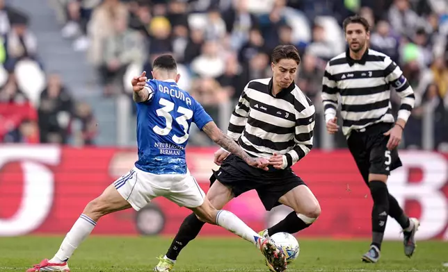 Juventus' Kenan Yildiz, right, fights for the ball with Como's Lucas Da Cunha during the Italian Serie A soccer match between Juventus and Como in Turin, Italy, Saturday, Feb. 21, 2026. (Marco Alpozzi/LaPresse via AP)