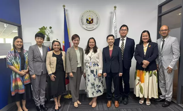 Singapore ETO holds dinner with Filipino community to celebrate Year of Horse and promote Hong Kong  Source: HKSAR Government Press Releases