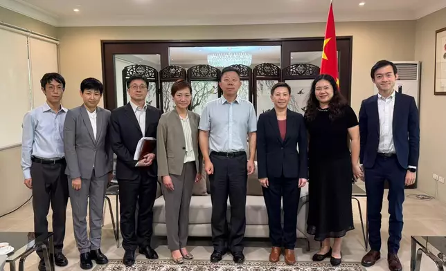 Singapore ETO holds dinner with Filipino community to celebrate Year of Horse and promote Hong Kong  Source: HKSAR Government Press Releases