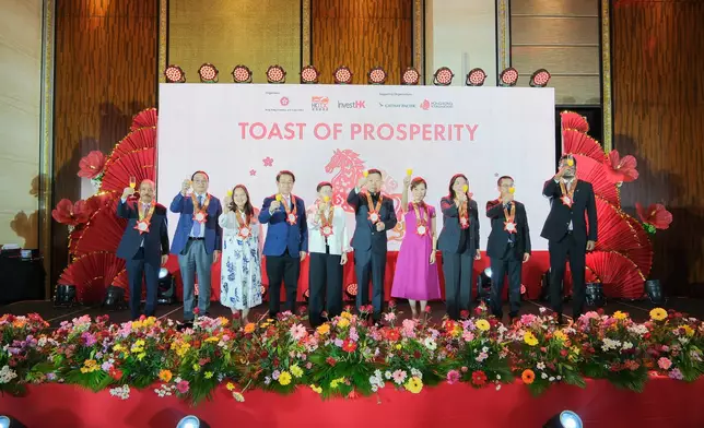 Singapore ETO holds dinner with Filipino community to celebrate Year of Horse and promote Hong Kong  Source: HKSAR Government Press Releases
