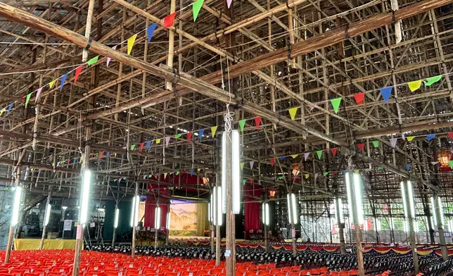 It's difficult for metal scaffolds to replace bamboo scaffolding based on the bamboo's unique advantages. Photo by Bastille Post