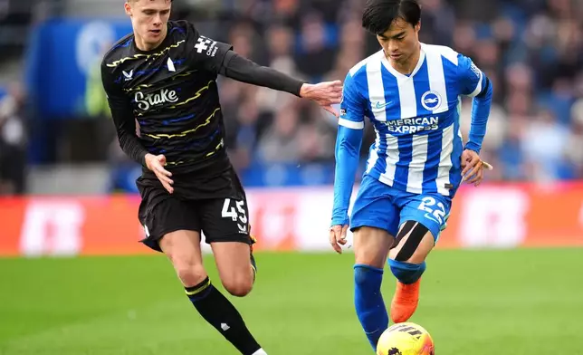 Everton's Harrison Armstrong, left, and Brighton's Kaoru Mitoma battle for the ball during the English Premier League soccer match between Brighton and Hove Albion and Everton in Brighton, England, Saturday, Jan. 31, 2026. (Adam Davy/PA via AP)