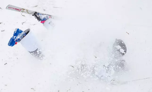 United States' Elizabeth Lemley falls while competing in the women's freestyle skiing dual moguls finals against Australia's Jakara Anthony at the 2026 Winter Olympics, in Livigno, Italy, Saturday, Feb. 14, 2026. (AP Photo/Abbie Parr)
