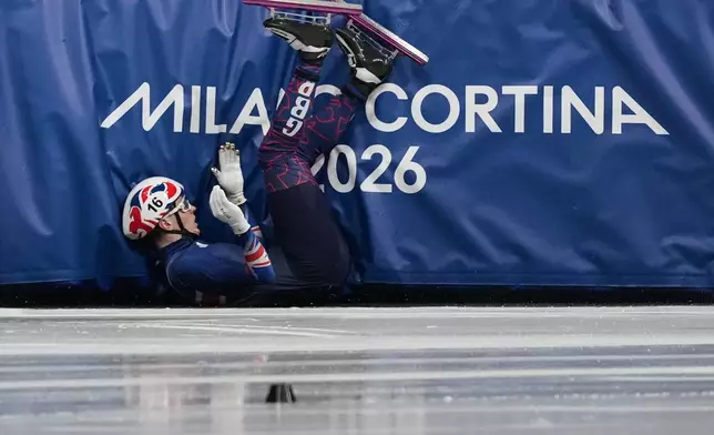 Niall Treacy of Britain crashes while competing in the men's 1000 meter short track speed skating heats at the 2026 Winter Olympics, in Milan, Italy, Tuesday, Feb. 10, 2026. (AP Photo/Stephanie Scarbrough)