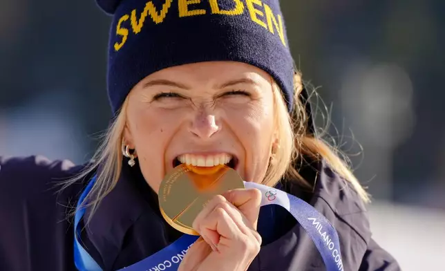 Frida Karlsson, of Sweden, poses after winning the gold medal in the cross country skiing women's 10km interval start free at the 2026 Winter Olympics, in Tesero, Italy, Thursday, Feb. 12, 2026. (AP Photo/Kirsty Wigglesworth)