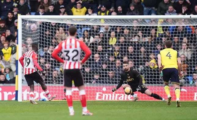 Sunderland's Habib Diarra scores their side's first goal during the English FA Cup fourth round match between Oxford United and Sunderland, in Oxford, England, Sunday, Feb. 15, 2026. (Adam Davy/PA via AP)