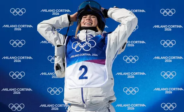 Gold medalist China's Eileen Gu celebrates winning the women's freestyle skiing halfpipe final at the 2026 Winter Olympics, in Livigno, Italy, Sunday, Feb. 22, 2026. (AP Photo/Lindsey Wasson)