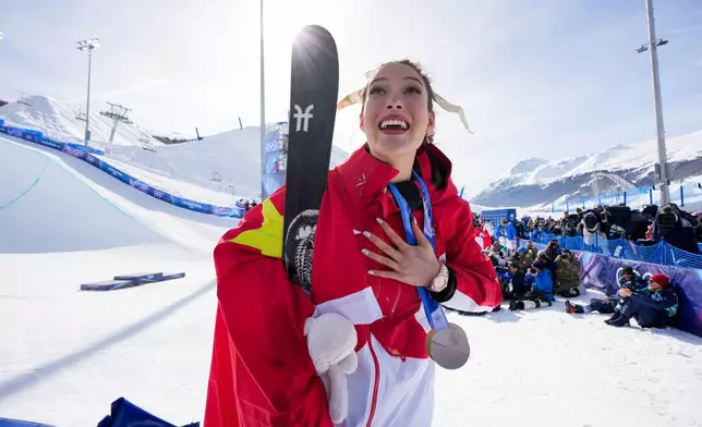 Gold medalist China's Eileen Gu celebrates winning the women's freestyle skiing halfpipe final at the 2026 Winter Olympics, in Livigno, Italy, Sunday, Feb. 22, 2026. (AP Photo/Julia Demaree Nikhinson)