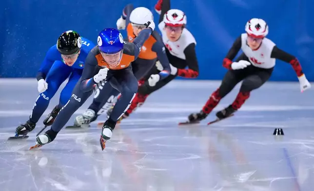Xandra Velzeboer of the Netherlands wins gold during the short track speed skating women's 500m at the 2026 Winter Olympics, in Milan, Italy, Thursday, Feb. 12, 2026. (AP Photo/Natacha Pisarenko)