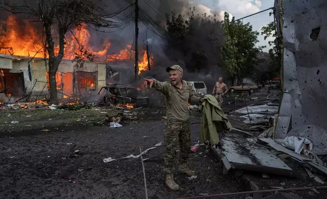 EDS NOTE: GRAPHIC CONTENT - FILE - A Ukrainian serviceman shouts to paramedics in front of the bodies of people killed after a Russian rocket attack on the food market in the city centrer of Kostiantynivka, Ukraine, Wednesday, Sept. 6, 2023. (AP Photo/Evgeniy Maloletka, File)