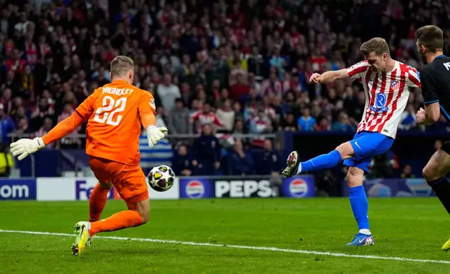 Atletico Madrid's Alexander Sorloth, right, scored his side's third goal during the Champions League play-off second leg soccer match between Atletico Madrid and Club Brugge, in Madrid, Spain, Tuesday, Feb. 24, 2026. (AP Photo/Manu Fernandez)