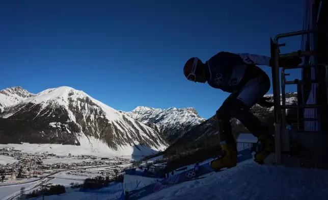 Bulgaria's Radoslav Yankov competes against Slovenia's Tim Mastnak during the men's snowboarding parallel giant slalom qualifications at the 2026 Winter Olympics, in Livigno, Italy, Sunday, Feb. 8, 2026. (AP Photo/Gregory Bull)
