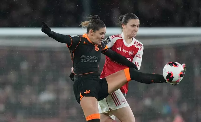 Corinthian's Gabi Zanotti controls the ball next to Arsenal's Lotte Wubben-Moy, right, during the Women's Champions Cup final soccer match between Arsenal FC and SC Corinthians in London, Sunday, Feb. 1, 2026. (AP Photo/Alastair Grant)