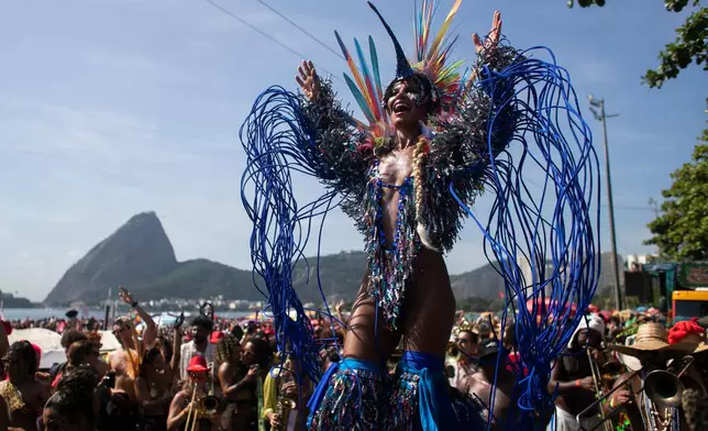 Raquel Poti performs on stilts during the Amigos da Onca Carnival street party, in Rio de Janeiro, Saturday, Feb. 14, 2026. (AP Photo/Bruna Prado)