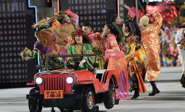 A performer impersonates late Brazilian singer Rita Lee during the Mocidade samba school parade at Carnival celebrations in the Sambadrome, Rio de Janeiro, Monday, Feb. 16, 2026. (AP Photo/Silvia Izquierdo)