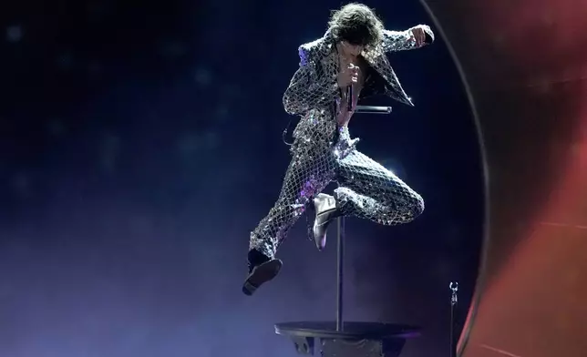 Sombr performs "12 to 12" during the 68th annual Grammy Awards on Sunday, Feb. 1, 2026, in Los Angeles. (AP Photo/Chris Pizzello)