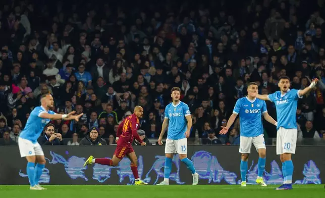 Roma's Donyell Malen, second from left, celebrates after scoring the opening goal during the Serie A soccer match between Napoli and Roma in Naples, Italy, Sunday, Feb. 15, 2026. (Alessandro Garofalo/LaPresse via AP)