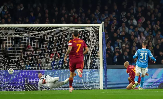 Roma's Donyell Malen scores the opening goal during the Serie A soccer match between Napoli and Roma in Naples, Italy, Sunday, Feb. 15, 2026. (Alessandro Garofalo/LaPresse via AP)