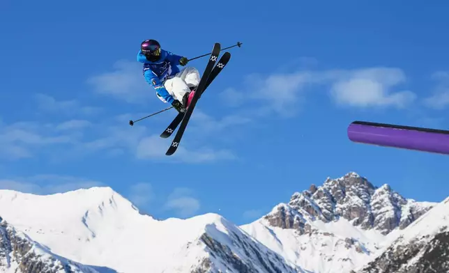 Italy's Miro Tabanelli competes during men's freestyle skiing slopestyle qualifications at the 2026 Winter Olympics, in Livigno, Italy, Saturday, Feb. 7, 2026. (AP Photo/Gregory Bull)