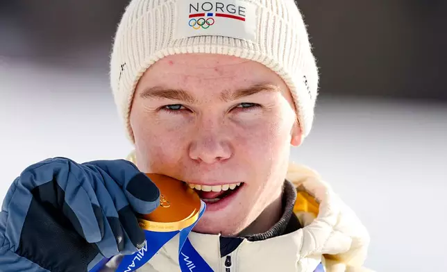 Jens Luraas Oftebro, of Norway, poses after winning the gold medal in the Nordic Combined Individual Gundersen Normal Hill/10km competition at the 2026 Winter Olympics, in Tesero, Italy, Wednesday, Feb. 11, 2026. (AP Photo/Matthias Schrader)
