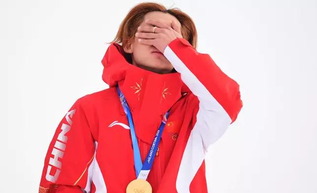 Gold medalist China's Su Yiming reacts after winning the men's snowboarding slopestyle finals at the 2026 Winter Olympics, in Livigno, Italy, Wednesday, Feb. 18, 2026. (AP Photo/Rebecca Blackwell)