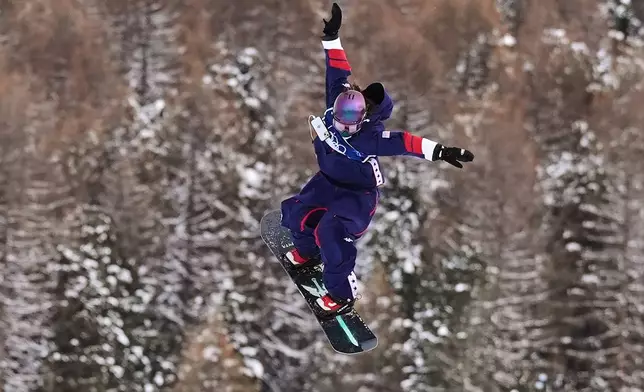 United States' Jessica Perlmutter loses her phone as she competes during the women's snowboarding slopestyle finals at the 2026 Winter Olympics, in Livigno, Italy, Wednesday, Feb. 18, 2026. (AP Photo/Rebecca Blackwell)