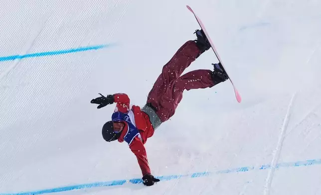 Canada's Mark McMorris crashes during the men's snowboarding slopestyle finals at the 2026 Winter Olympics, in Livigno, Italy, Wednesday, Feb. 18, 2026. (AP Photo/Lindsey Wasson)