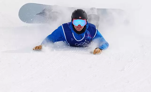 Norway's Mons Roisland crashes during the men's snowboarding slopestyle finals at the 2026 Winter Olympics, in Livigno, Italy, Wednesday, Feb. 18, 2026. (AP Photo/Rebecca Blackwell)
