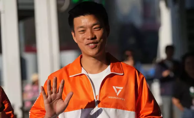 File - Leader of People's Party prime minister candidate Natthaphong Ruengpanyawut waves during an election campaign in Bangkok, Thailand, Jan. 10, 2026. (AP Photo/Sakchai Lalit, File)
