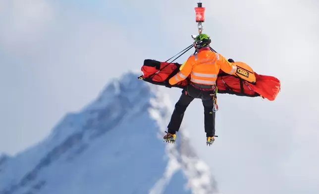 United States' Lindsey Vonn is airlifted away after a crash during an alpine ski women's downhill race, at the 2026 Winter Olympics, in Cortina d'Ampezzo, Italy, Sunday, Feb. 8, 2026. (AP Photo/Jacquelyn Martin)