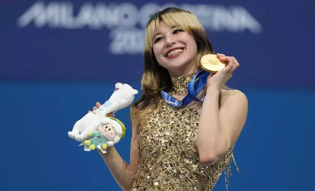 Gold medalist Alysa Liu of the United States displays her medal after competing in the women's free skate program in figure skating at the 2026 Winter Olympics, in Milan, Italy, Thursday, Feb. 19, 2026. (AP Photo/Stephanie Scarbrough)
