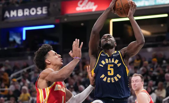 Indiana Pacers forward Jarace Walker (5) shoots in front of Atlanta Hawks forward Jalen Johnson (1) during the first half of an NBA basketball game in Indianapolis, Saturday, Jan. 31, 2026. (AP Photo/AJ Mast)