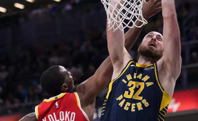 Indiana Pacers center Jay Huff (32) dunks over Atlanta Hawks center Christian Koloko (35) during the first half of an NBA basketball game in Indianapolis, Saturday, Jan. 31, 2026. (AP Photo/AJ Mast)