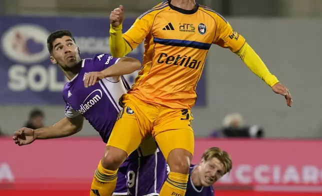 Fiorentina's Manor Solomon looks at Pisa's Felipe Loyola jumping for a header, during a Serie A soccer match, in Florence, Italy, Monday, Feb. 23, 2026. (Marco Bucco/LaPresse via AP)