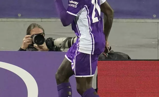 Fiorentina's Moise Kean celebrates after scoring during a Serie A soccer match between Fiorentina and Pisa, in Florence, Italy, Monday, Feb. 23, 2026. (Marco Bucco/LaPresse via AP)