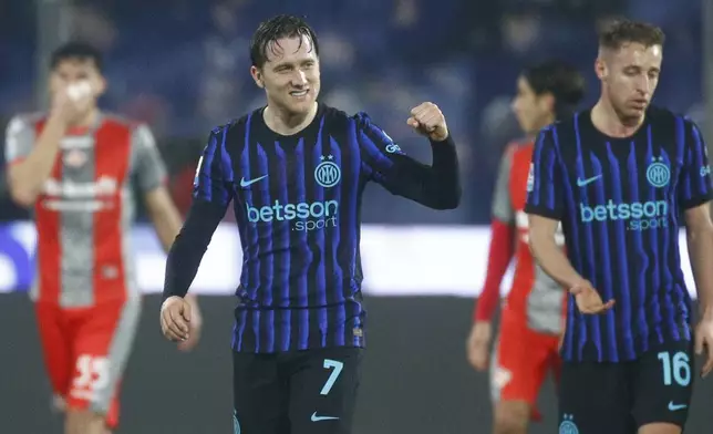 Inter's Piotr Zielinski celebrates after scoring his side's second goal during the Serie A soccer match between Cremonese and Inter in Cremona, Italy, Sunday, Feb. 2026. (Alberto Mariani/LaPresse via AP)