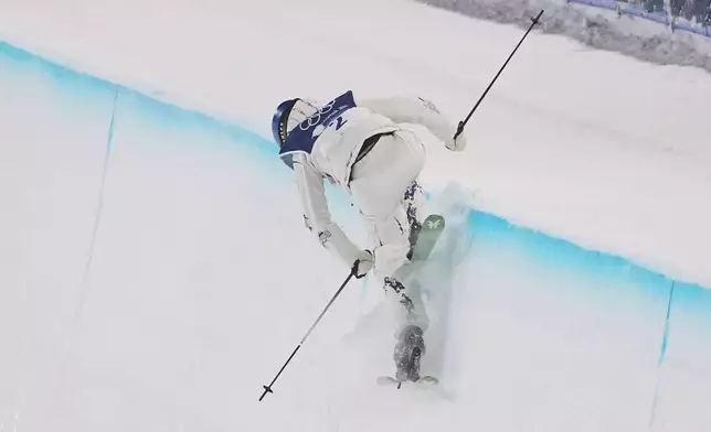 China's Eileen Gu crashes during the women's freestyle skiing halfpipe qualifications at the 2026 Winter Olympics, in Livigno, Italy, Thursday, Feb. 19, 2026. (AP Photo/Lindsey Wasson)