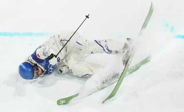 China's Eileen Gu crashes as she competes in the women's freestyle skiing big air qualifications at the 2026 Winter Olympics, in Livigno, Italy, Saturday, Feb. 14, 2026. (AP Photo/Abbie Parr)
