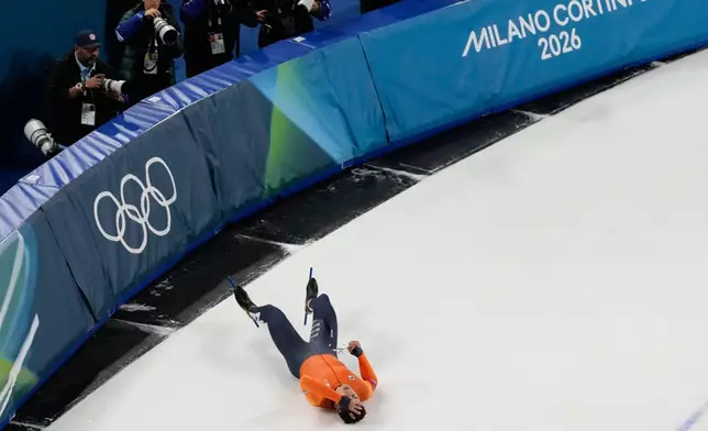 Netherlands' Jenning de Boo lies on the ice after falling while finishing second in the men's 500-meters speedskating final at the 2026 Winter Olympics, in Milan, Italy, Saturday, Feb. 14, 2026. (AP Photo/David J. Phillip)