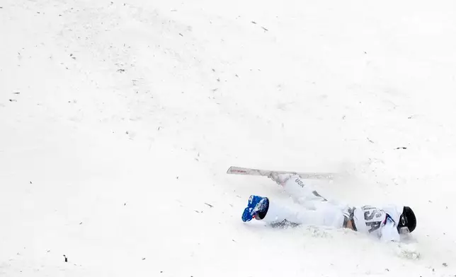 United States' Elizabeth Lemley falls while competing in the women's freestyle skiing dual moguls finals at the 2026 Winter Olympics, in Livigno, Italy, Saturday, Feb. 14, 2026. (AP Photo/Lindsey Wasson)