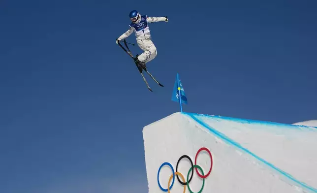 China's Eileen Gu competes during women's freestyle skiing slopestyle qualifications at the 2026 Winter Olympics, in Livigno, Italy, Saturday, Feb. 7, 2026. (AP Photo/Lindsey Wasson)