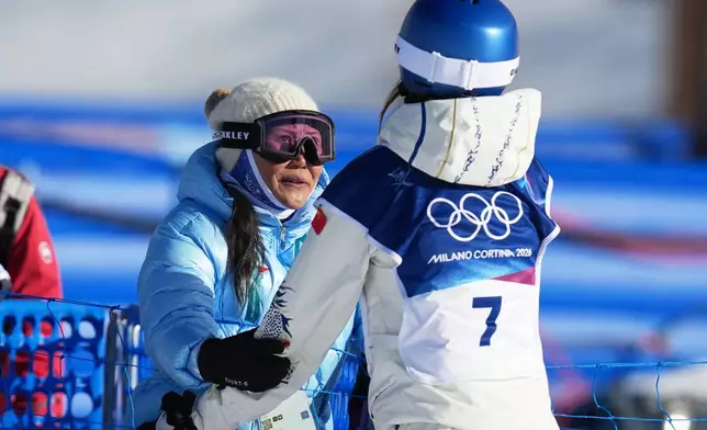 China's Eileen Gu, right, talks with her mom Yan Gu during women's freestyle skiing slopestyle qualifications at the 2026 Winter Olympics, in Livigno, Italy, Saturday, Feb. 7, 2026. (AP Photo/Gregory Bull)