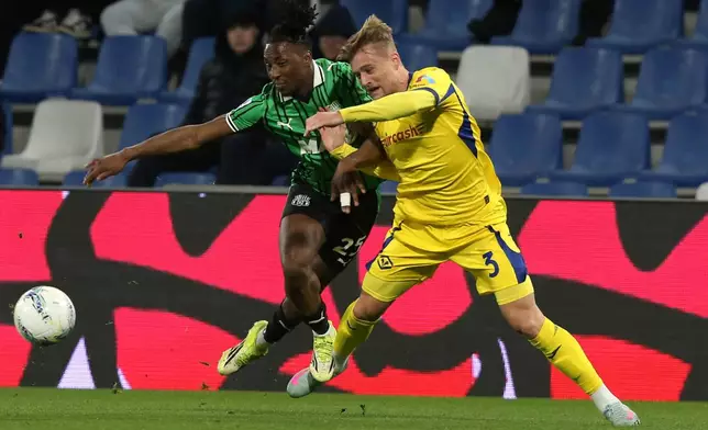 Sassuolo's Woyo Coulibaly, left, and Verona's Martin Frese in action during the Serie A soccer match between Sassuolo and Verona in Reggio Emilia, Italy, Friday Feb. 20, 2026. (Gianni Santandrea/LaPresse via AP)