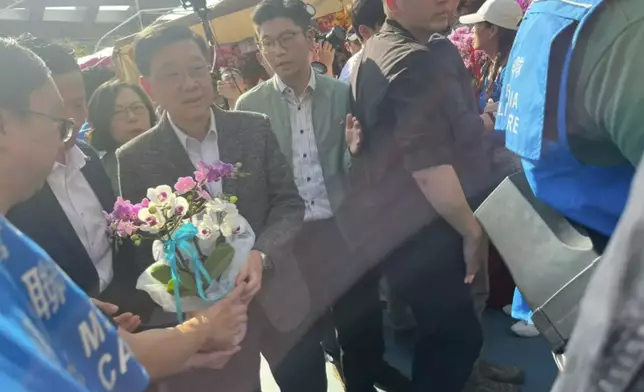 Mr. John Lee visited the Chinese New Year Fair in Kwun Tong. Photo by Bastille Post