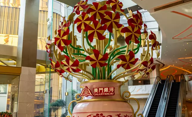 This Chinese New Year, spin the lucky windmills at Galaxy Macau to wish for fortune and health, while enjoying the wondrous array of privileges across the award-winning luxury resort.