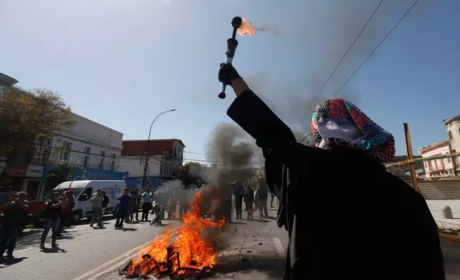 Anti-government protesters demonstrate on the inauguration day of Chile's incoming President Jose Antonio Kast in Valparaiso, Chile, Wednesday, March 11, 2026. (AP Photo/Luis Hidalgo)