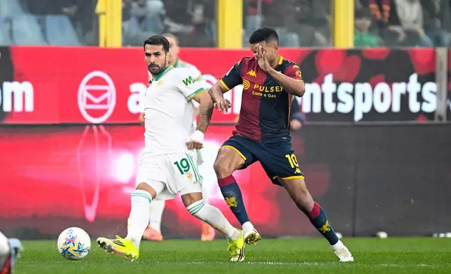 Genoa's Junior Messias, right, fights for the ball with Roma's Zeki Celik during the Italian Serie A soccer match between Genoa and Roma in Genoa, Italy, Sunday, March 8, 2026. (Tano Pecoraro/LaPresse via AP)