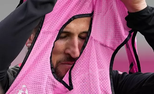 Bayern's Harry Kane prepares for a training session in Munich, Germany, Monday, March 9, 2026, ahead of the Champions League round of 16 soccer match between Atalanta Bergamo and FC Bayern. (AP Photo/Matthias Schrader)