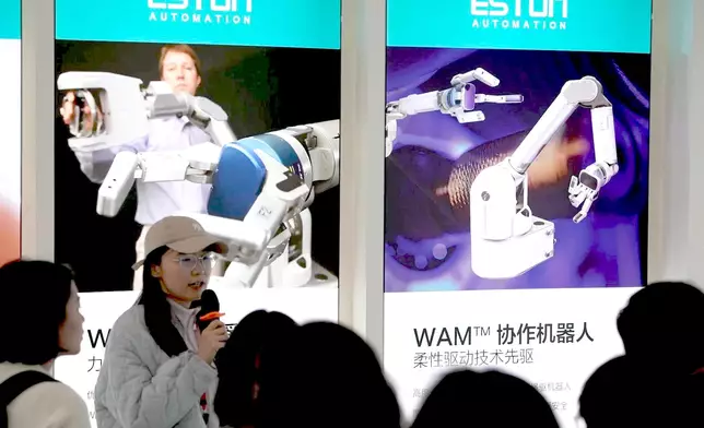 The docent introduces the production technology and products of Estun. Photo by Bastille Post